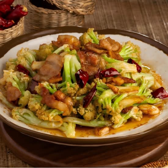 有机富贵花 Stir-Fried Cauliflower with Pork Belly & Chili